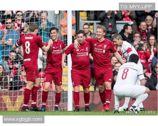 足球明星侧身施展剪刀腿技艺瞬间引发全场惊叹与热烈掌声 足球明星侧身施展剪刀腿技艺瞬间引发全场惊叹与热烈掌声